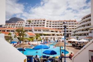 美洲海滩Apartment Garden City 6的一个带游泳池的度假胜地和一家酒店