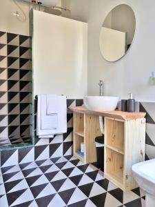 那不勒斯Nuccia Urban Loft的浴室铺有黑白格子地板。