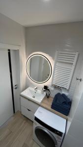 里沃Resort Apartamenty Klifowa Rewal 55的一间带水槽和镜子的浴室