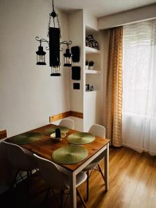 格但斯克戈尔德博克斯公寓的用餐室设有桌椅和用餐室