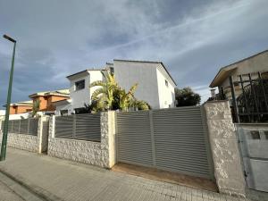 里瓦-罗哈德图里亚Villa with private Pool & Garden的白色房子前面的围栏