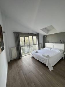 里瓦-罗哈德图里亚Villa with private Pool & Garden的一间卧室设有一张大床和一个大窗户
