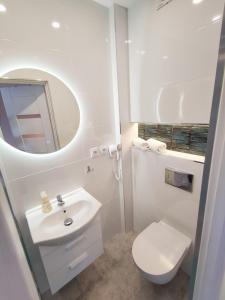 亚斯塔尔尼亚Konik Morski的白色的浴室设有水槽和卫生间。