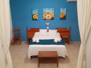 滨海托萨Portal 17 Can Tort的蓝色卧室,配有床和两把椅子
