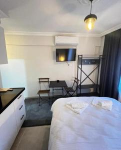 伊斯坦布尔Mr Miller Suites的卧室配有白色的床和桌椅