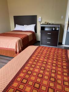 萨凡纳萨凡纳汽车旅馆 的酒店客房带两张床和梳妆台
