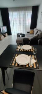 缅济热奇Apartament na Malczewskiego的一张餐桌,上面有白色的盘子