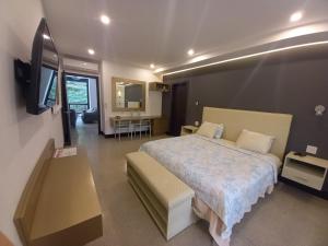 SabogaHOSTAL LOS CEDROS的一间卧室配有一张大床和电视