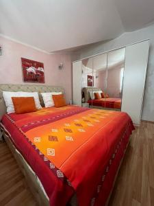 蒂瓦特Villa Mare Apartments的一间卧室配有一张带橙色毯子的大床
