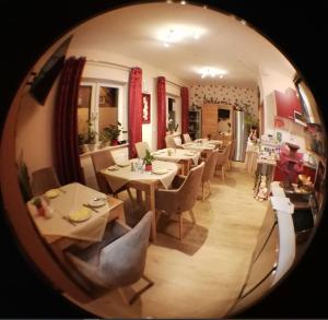 瓦森贝格Landhaus Effeld的餐厅配有桌椅