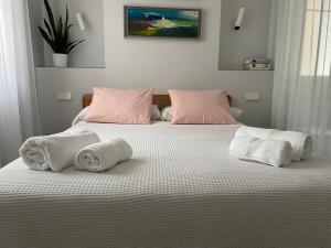 布尔戈斯Burgos Señorial by Exclusive Burgos Apartments的一间卧室配有带毛巾的床