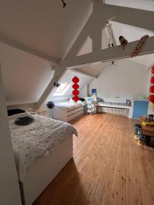 奥斯坦德Charmante Art Deco rijwoning的卧室配有白色的床,铺有木地板