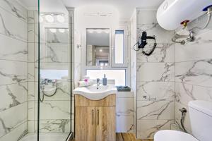 科孚镇Ionian Citizen Atelier的一间带水槽和淋浴的浴室