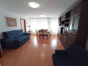 仕格莱EL RINCON DE LUISA Y SANTOS的客厅配有蓝色的沙发和桌子