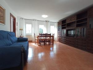 仕格莱EL RINCON DE LUISA Y SANTOS的客厅配有沙发和桌椅