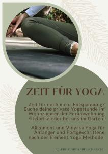 尼德根Ferienwohnung Eifelbrise的瑜伽课的传单,有一名女士坐在地板上