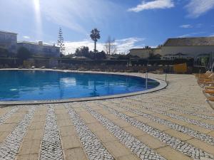 波尔蒂芒Sonho de férias的周围设有大型游泳池,配有椅子