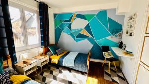 勒帕莱Appartement Bleu du Palais - Relaxation Centrale的卧室配有一张床,墙上挂着壁画