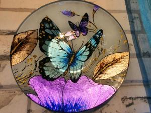 Chiquenge恩奈达乡村民宿的紫色板上带蝴蝶的玻璃板
