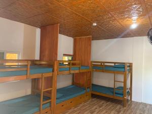邦劳Izla Soanna的一间设有四张双层床的客房
