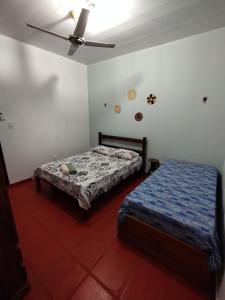 阿尔特杜尚Casa Mineira的一间卧室配有一张床和吊扇