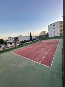 圣巴托洛梅Apartment Modern 2 Playa del Ingles的停车场内的一个空网球场
