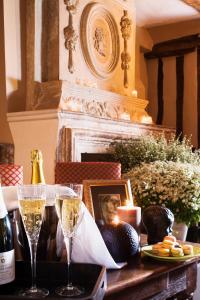 翁弗勒尔La Venelle Saint Jean的一张桌子,上面放着两杯香槟和一盘食物