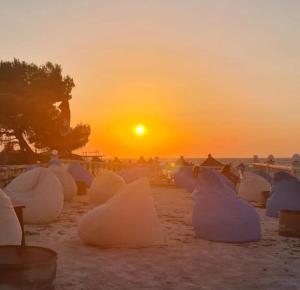 卡萨米尔Soare的日落时在海滩上堆积成群的充气物体