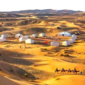 Souk Jemaa des Oulad AbbouKhaima的一群在沙漠里骑马的人