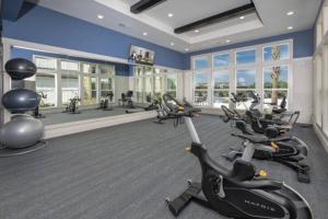 杰克逊维尔Ideal Modern Retreat的健身房设有数台跑步机和健身自行车