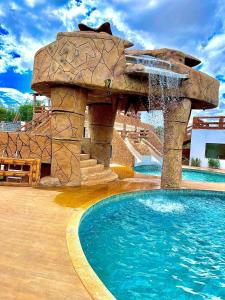 Haras Paraíso do Atlântico的度假村内带喷泉的游泳池