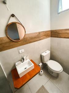 蜜岛Surfway Ilha do Mel Lofts的一间带卫生间、水槽和镜子的浴室