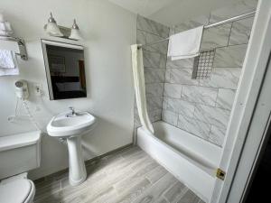 莫哈韦沙漠酒店的白色的浴室设有水槽和淋浴。