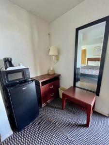 莫哈韦沙漠酒店的酒店客房设有镜子、桌子和椅子