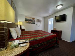 莫哈韦沙漠酒店的酒店客房,配有床和电视