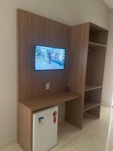 Haras Paraíso do Atlântico的一间设有电视的墙上房间,配有一台洗衣机