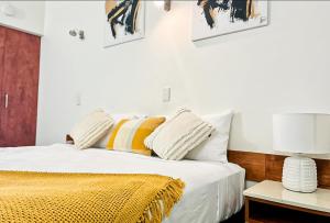 艾尔Ayr Traveller's Motel的一间卧室配有一张黄色毯子床