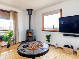 沃尔丁堡Holiday home Vordingborg X的客厅设有壁炉和桌子