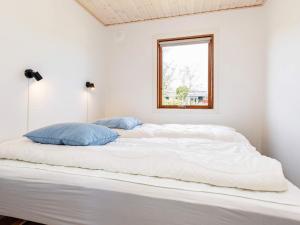 沃尔丁堡Holiday home Vordingborg X的白色的客房内的一张大白色床,设有窗户