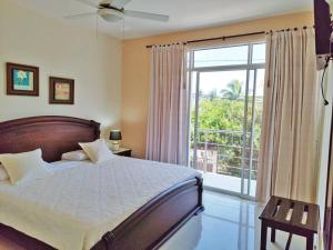 阿约拉港加拉帕戈斯海洋之梦旅舍的一间卧室设有一张床和一个滑动玻璃门