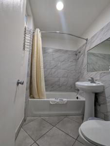 巴斯托BEST MOTEL的一间带水槽、浴缸和卫生间的浴室