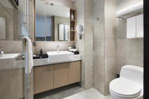 重庆重庆壹棠酒店公寓的浴室配有白色卫生间和盥洗盆。