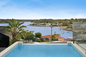 悉尼Luxury Waterside Home Sanctuary的一座位于房子顶部的大型游泳池