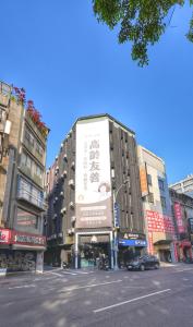 台北唯乐米窝的一条城市街道,有一座带大型广告牌的建筑