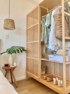 玛志洛Alby’s - Cotton Tree的客房设有带衣服的木制双层床。