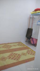 LunasRumah Lunas的一间设有床铺的房间,地板上铺有地毯
