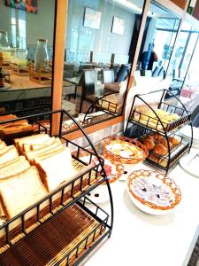芭东海滩Amalthea Hotel的餐桌上的自助面包和糕点