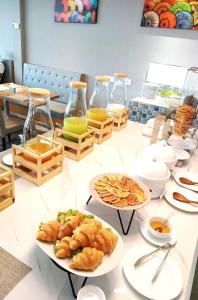 芭东海滩Amalthea Hotel的餐桌,盘子上放着糕点和其他食物