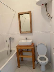 阿加迪尔Anir of sea tamraght的一间带水槽、卫生间和镜子的浴室