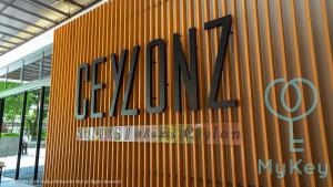 吉隆坡Ceylonz Suites by MyKey Global的建筑一侧的地平线标志